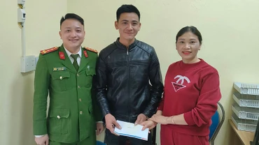 Công an tổ chức cho hai công dân giao, nhận lại tài sản.