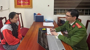 Công an xét hỏi đối tượng liên quan vụ trọng án.