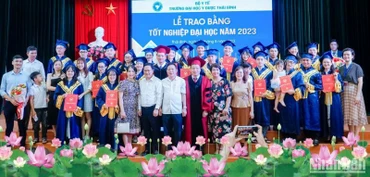 Thầy và trò Trường Đại học Y Dược Thái Bình hân hoan trong ngày vui tốt nghiệp.