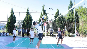 Các đội bóng trường trung học phổ thông tranh tài ở vòng loại môn bóng chuyền nữ.