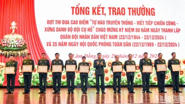 Thiếu tướng Nguyễn Công Sơn, Phó Chính ủy Học viện Lục quân trao giấy khen tặng các tập thể, cá nhân đạt thành tích trong đợt thi đua cao điểm.