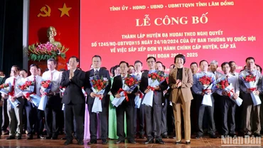 Lãnh đạo Tỉnh ủy Lâm Đồng tặng hoa các đồng chí trong Ban Thường vụ Huyện ủy Đạ Huoai.