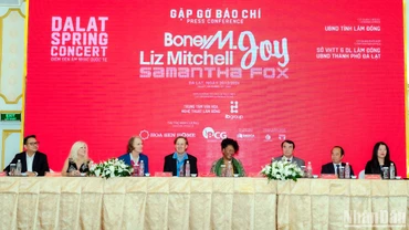 Ban tổ chức cùng những huyền thoại âm nhạc Boney M.Liz Mitchell, Joy và Samantha Fox tại buổi gặp gỡ báo chí.