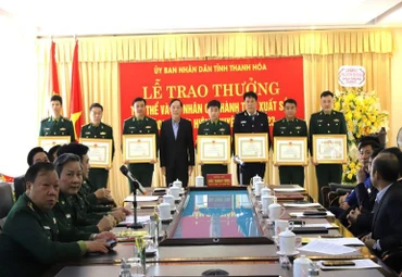 Lãnh đạo tỉnh Thanh Hóa trao tặng Bằng khen cho tập thể, cá nhân xuất sắc.