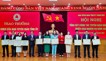 Lãnh đạo Ban Tuyên giáo Tỉnh ủy Thanh Hóa tặng Giấy khen cho các tập thể có thành tích xuất sắc năm 2023.