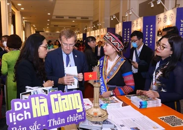 Các đại biểu tham quan khu trưng bày, giới thiệu các địa phương của Việt Nam. (Ảnh: TTXVN)