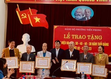 Trao Huy hiệu Đảng từ 30 năm đến 60 năm tuổi Đảng cho các đảng viên thuộc Đảng bộ phường Tiền Phong, thành phố Thái Bình (tỉnh Thái Bình).