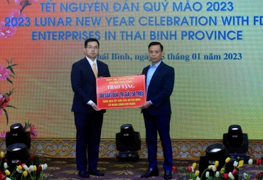 Hội Thương gia Đài Loan (Trung Quốc) trao cho tỉnh Thái Bình 300 suất quà Tết trị giá 150 triệu đồng tặng người khó khăn trên địa bàn tỉnh. (Ảnh : Mai Tú)