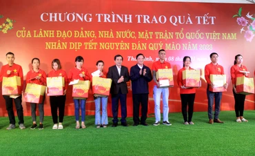 Phó Chủ tịch Quốc hội Nguyễn Khắc Định (đứng giữa, bên phải) tặng quà Tết cho công nhân, lao động Xí nghiệp May Hưng Hà (huyện Hưng Hà, tỉnh Thái Bình).
