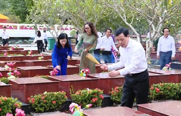 Các đại biểu tỉnh Thanh Hóa viếng các liệt sĩ tại nghĩa trang ở thành phố Cần Thơ.