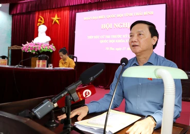 Phó Chủ tịch Quốc hội Nguyễn Khắc Định trả lời, làm rõ các ý kiến phát biểu của cử tri tại hội trường huyện Vũ Thư, tỉnh Thái Bình.
