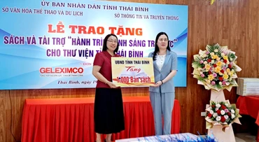 Bà Trần Thị Bích Hằng,Phó Chủ tịch Ủy ban nhân dân tỉnh Thái Bình (bên phải) trao tặng 1.000 bản sách cho lãnh đạo Thư viện tỉnh.