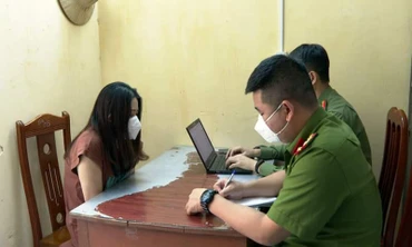 Đối tượng Phạm Thị Mỹ H. (sinh năm 1995) trú tại huyện Tuyên Hóa, tỉnh Quảng Bình nằm trong đường dây đánh bạc và tổ chức đánh bạc hàng nghìn tỷ đồng làm việc với cơ quan điều tra.