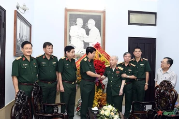 Đại tướng Lương Cường, Thiếu tướng Nguyễn Văn Gấu, Thượng tướng Đỗ Căn và lãnh đạo các cơ quan Tổng cục Chính trị QĐND Việt Nam chúc mừng sinh nhật lần thứ 100 của Đại tướng Nguyễn Quyết. (Ảnh: Báo Quân đội nhân dân)