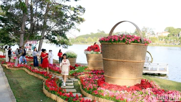 Du khách du xuân trên thành phố ngàn hoa Đà Lạt.