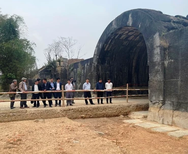 Hố khai quật phía trong cổng Đông thành nhà Hồ.