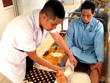 Bác sĩ thăm khám, điều trị phục hồi vết thương, vận động cho bệnh nhân.