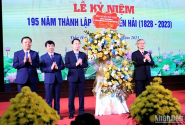 Nguyên Thường trực Ban Bí thư Trung ương Đảng Trần Quốc Vượng tặng hoa chúc mừng Đảng bộ, chính quyền và nhân dân huyện Tiền Hải. (Ảnh Mai Tú)