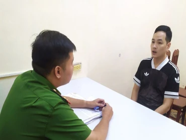 Vũ Thanh Tuyền tại cơ quan điều tra. (Ảnh Công an cung cấp)
