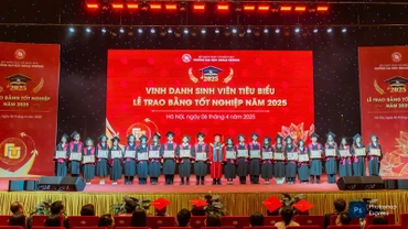 Gần 1.300 sinh viên nhận bằng tốt nghiệp đợt 1 năm 2025.