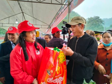 Phó Chủ tịch Trung ương Hội Chữ thập đỏ Việt Nam tặng quà Tết cho hộ có hoàn cảnh khó khăn.
