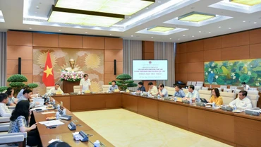 Phiên họp thứ nhất Đoàn giám sát chuyên đề “Việc thực hiện chính sách, pháp luật về phát triển năng lượng giai đoạn 2016-2021”. (Nguồn: Cổng thông tin Quốc hội)