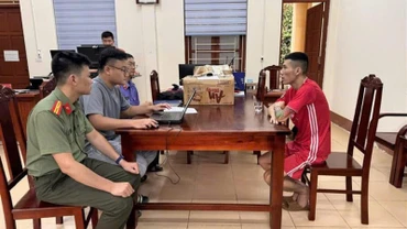 Công an tỉnh Bắc Kạn lấy lời khai một đối tượng lừa đảo trên mạng. (Ảnh: Thuỳ Dương)