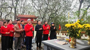 Các đại biểu dâng hương, tưởng niệm liệt sĩ.
