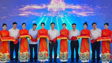 Phó Thủ tướng Chính phủ và các đại biểu cắt băng khánh thành đường dây 500kV mạch 3 tại điểm cầu Thanh Hóa.