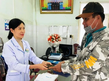 Điều dưỡng Trần Thị Thu giao trả tài sản cho chủ nhân.