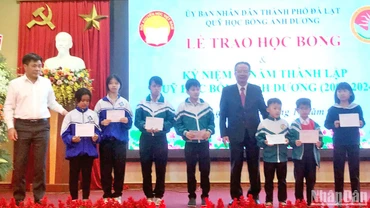 Chủ tịch Hội Khuyến học tỉnh Lâm Đồng Nguyễn Xuân Ngọc và Phó Chủ tịch UBND thành phố Đà Lạt Nguyễn Văn Sơn trao học bổng Ánh Dương tặng các học sinh.