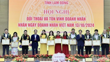 Quyền Bí thư Tỉnh ủy Lâm Đồng Nguyễn Thái Học và Chủ tịch Ủy ban nhân dân tỉnh Trần Hồng Thái tôn vinh các doanh nhân tiêu biểu.