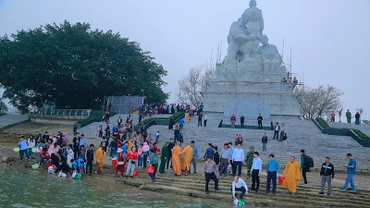 Các đại biểu và nhân dân thả cá giống xuống sông Mã.