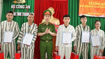 Lãnh đạo Công an tỉnh Thanh Hóa trao quyết định đặc xá cho các phạm nhân đủ điều kiện.