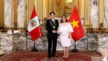 Tổng thống Peru trao tặng Huân chương “Mặt trời Peru” cấp Đại Thập tự cho Chủ tịch nước Lương Cường.