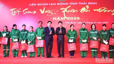 Lãnh đạo Liên đoàn Lao động tỉnh Thái Bình trao quà Tết cho người lao động tại Công ty Môi trường đô thị thành phố Thái Bình.