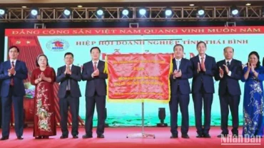 Bí thư Tỉnh ủy Thái Bình Ngô Đông Hải trao bức trướng với dòng chữ "Đoàn kết-Phát triển-Bứt phá-Thành công" tặng Hiệp hội Doanh nghiệp tỉnh Thái Bình.