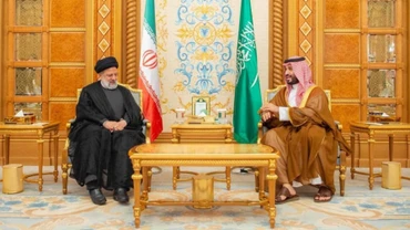Thái tử Saudi Arabia Mohammed bin Salman và Tổng thống Iran Ebrahim Raisi đã có cuộc gặp đầu tiên kể từ khi hai nước đạt được thỏa thuận khôi phục quan hệ vào tháng 3 vừa qua. (Ảnh: Reuters)