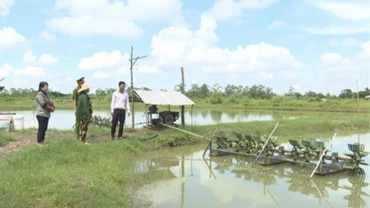 Bà Hữu Thị Thê có con trai mãn hạn tù vay vốn chính sách để cải tạo ao nuôi tôm. (Ảnh: Cổng thông tin Chính phủ)