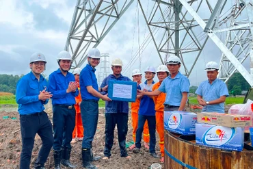 Lãnh đạo Trung ương Đoàn tặng quà cho thanh niên tình nguyện, người lao động đang thi công đường dây 500kV qua huyện Hậu Lộc, tỉnh Thanh Hóa.