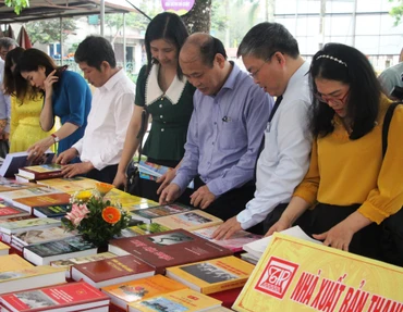 Các đại biểu tìm hiểu về xuất bản phẩm của Nhà xuất bản Thanh Hóa.