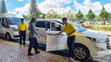 Hành khách có thêm lựa chọn dịch vụ ô-tô đưa, đón tại sân bay Liên Khương. 