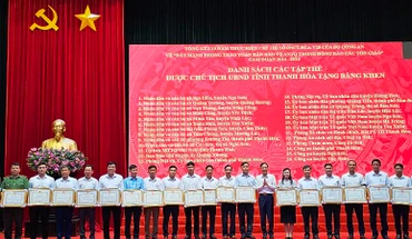 Lãnh đạo tỉnh Thanh Hóa trao tặng Bằng khen cho các tập thể có thành tích xuất sắc.