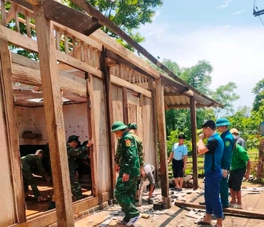 Bộ đội Biên phòng cùng lực lượng tại địa bàn trợ giúp các hộ gia đình khắc phục hậu quả do thiên tai gây ra.