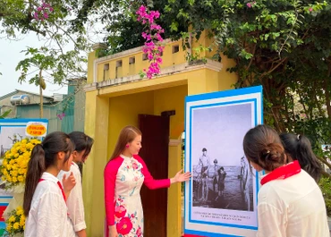 Hình ảnh Bác Hồ với người dân thôn Vinh Sơn ở Sầm Sơn.