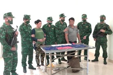 Hai đối tượng bị bắt giữ cùng ma túy tang vật.