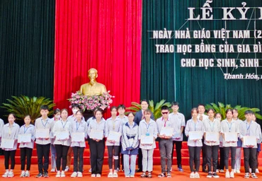 Lãnh đạo tỉnh Thanh Hóa cùng nhà tài trợ trao học bổng Lê Viết Ly cho sinh viên vượt khó, học giỏi.