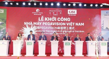 Các đại biểu thực hiện nghi thức bấm nút khởi công nhà máy sản xuất kính áp tròng tại khu công nghiệp Liên Hà Thái (tỉnh Thái Bình).