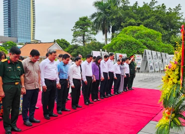 Phó Chủ tịch nước cùng các đại biểu thành kính tưởng niệm Chủ tịch Hồ Chí Minh vĩ đại.