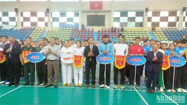 Ban tổ chức trao cờ lưu niệm cho các đội tham gia giải.